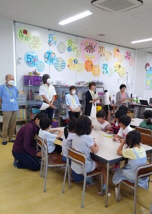 写真：下新倉学童クラブでのかるた体験の様子1