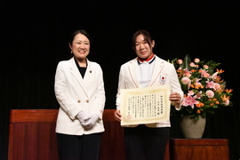 パリオリンピックレスリング女子62㎏級金メダリスト元木咲良選手が市民栄誉賞を受賞する様子