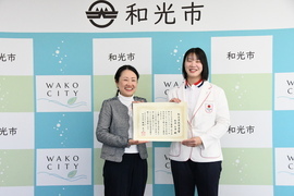 パリオリンピック柔道混合団体銀メダリスト新添左季選手が市民栄誉賞を受賞する様子