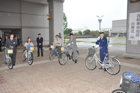 写真:自転車市役所出発式の様子