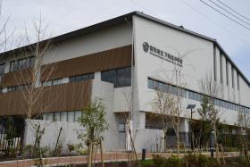 写真:開校した下新倉小学校
