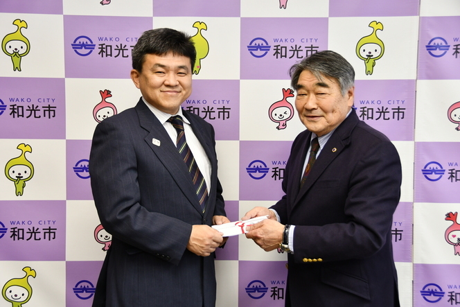 写真:寄附金受贈の様子2