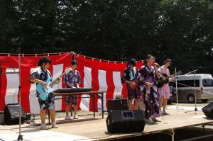 写真:生徒によるバンド演奏