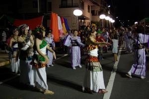 写真:いろいろな格好をした人が盆踊りを踊る様子