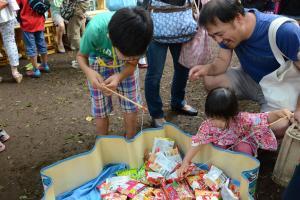 写真：お菓子釣りの様子
