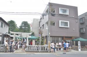写真：神社に近所の皆さんが集まってきている様子