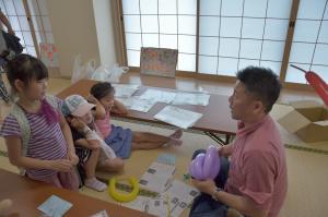 写真：バルーン風船の出来上がりを見る子ども