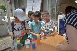 写真：かき氷に並ぶ子ども
