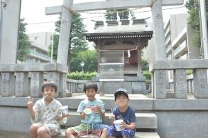 写真：境内でかき氷をぱくりと食べる子ども