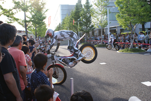 写真:バイクの後輪を浮かしている