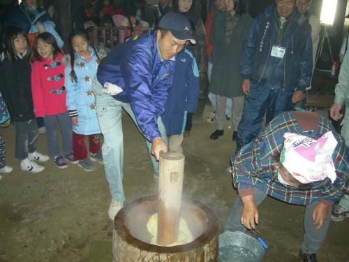 写真：新倉ふるさと民家園の餅つき