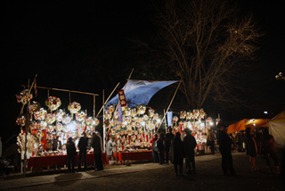 写真：神社の境内に並ぶ熊手を商う店