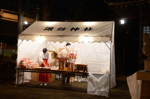 写真：屋台で巫女さんがおまもりなどを売る