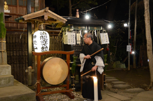 写真:たいこをたたく和尚さん