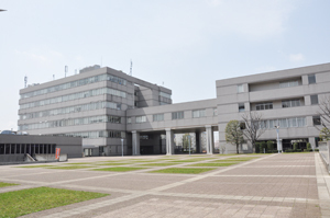写真：行政棟・議会棟外観