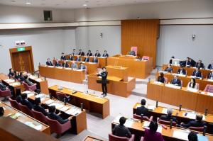 写真：議場コンサートでの様子（引き）