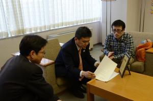 写真：市長と懇談する様子