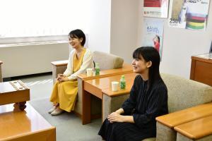 写真：インタビューの様子1