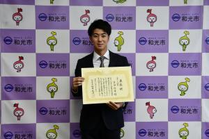 写真：表彰状を持つ多田修平さん