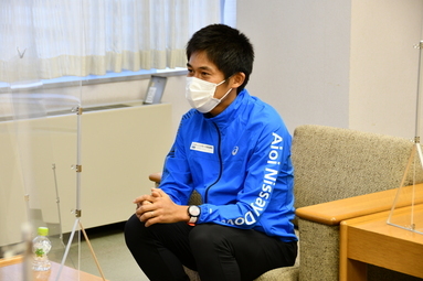 写真：インタビューを受ける川内優輝さん