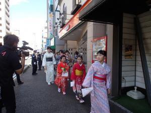 写真：きもの散歩の様子1
