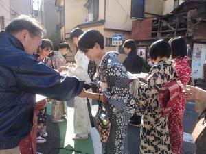 写真：きもの散歩の様子2