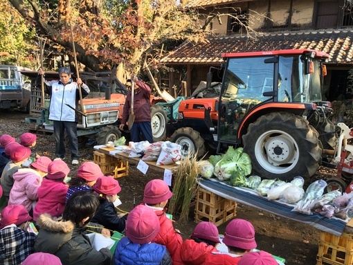 写真：生産者の話を聞く児童