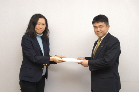写真:草間委員長と市長