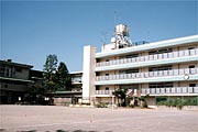 写真：新倉小学校外観