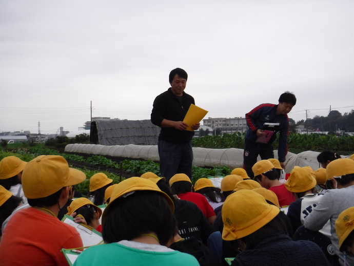 写真:話を聞く児童