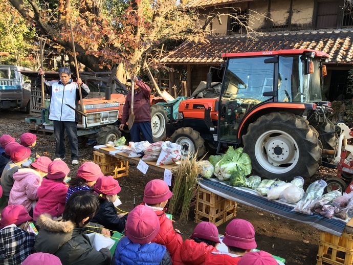 写真:生産者の話を聞く児童