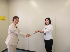 写真:答申書を手渡す様子