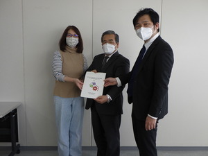 写真：和光市教育委員会教育長に答申する様子