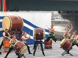 写真：五十鈴川河川敷特設舞台で演奏の様子2