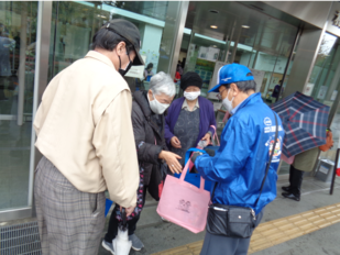 写真:人権啓発グッズ配布の様子3