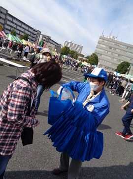写真:人権啓発グッズ配布の様子1