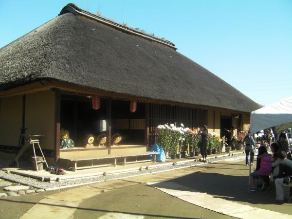写真:茅葺(かやぶ)き屋根の古民家1