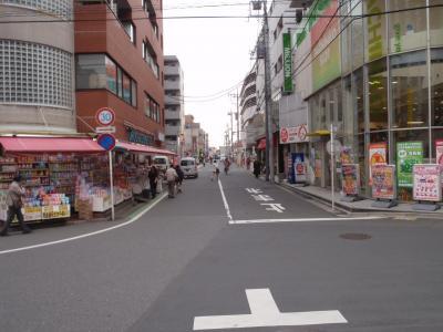 写真：イトーヨーカドー北側を東西に走る道路　施工前