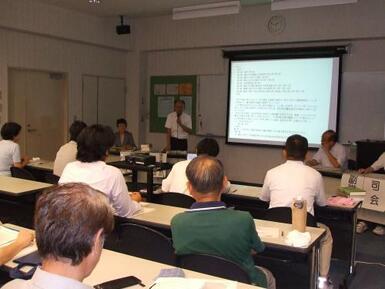 写真：坂下公民館で行われた説明会の様子