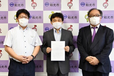 写真:答申書提出2