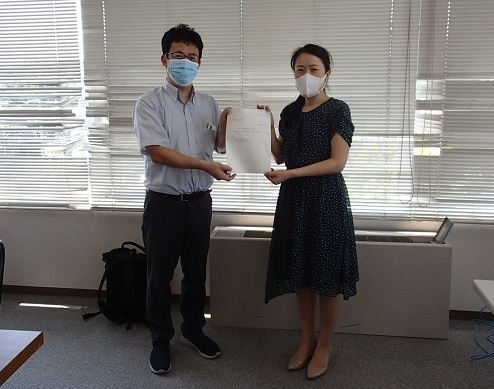 写真:提出の様子
