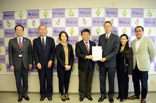 写真：審査結果報告書を受け取る市長と事業者審査委員