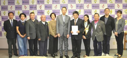写真：市長と基本計画策定委員会委員