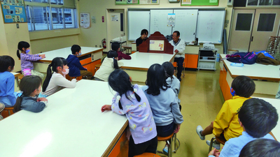 写真:読み聞かせの様子