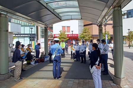 写真：街頭キャンペーンの様子2