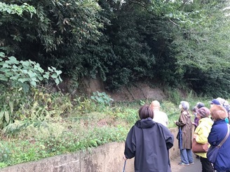 写真：遺跡見学の様子1