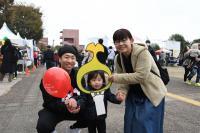 写真：まつり風船をもらった親子