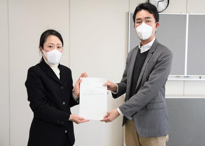 写真：答申書を提出する様子