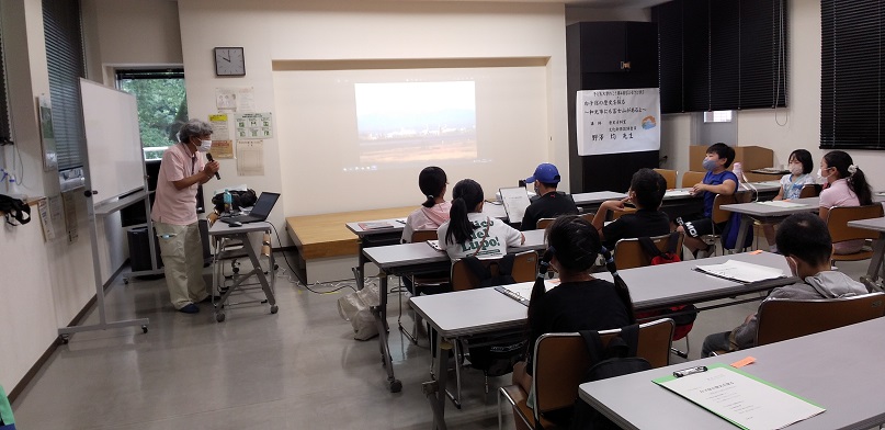 写真：室内での講義の様子
