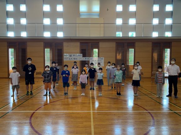 写真：体育室で入学式